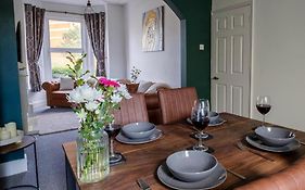 Stylish 3-Bed Home Near Seafront & Town